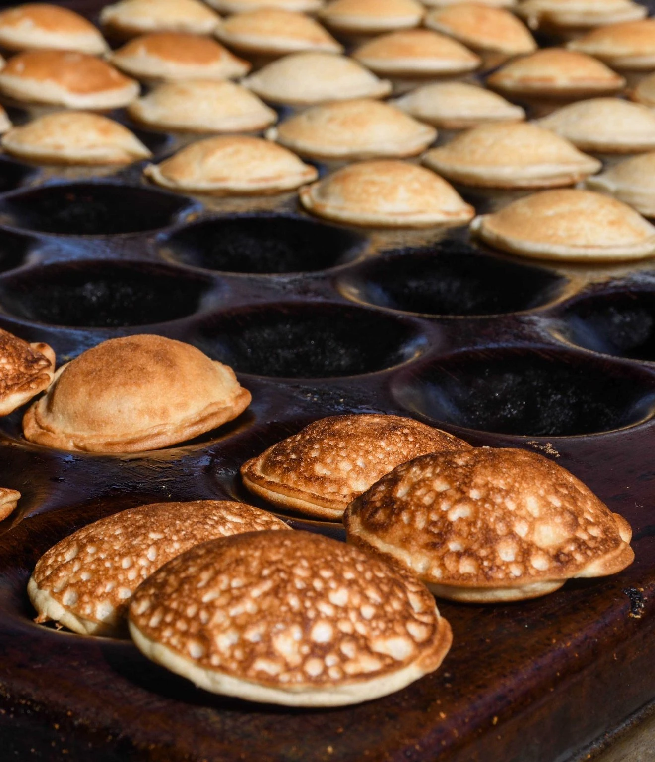 Vers gebakken poffertjes, goudbruin en knapperig